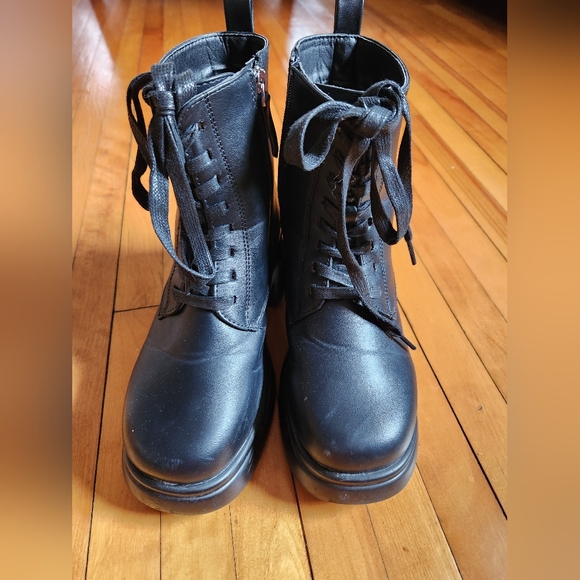 Ardene black chunky lug boots in size 6 - Picture 2 of 7